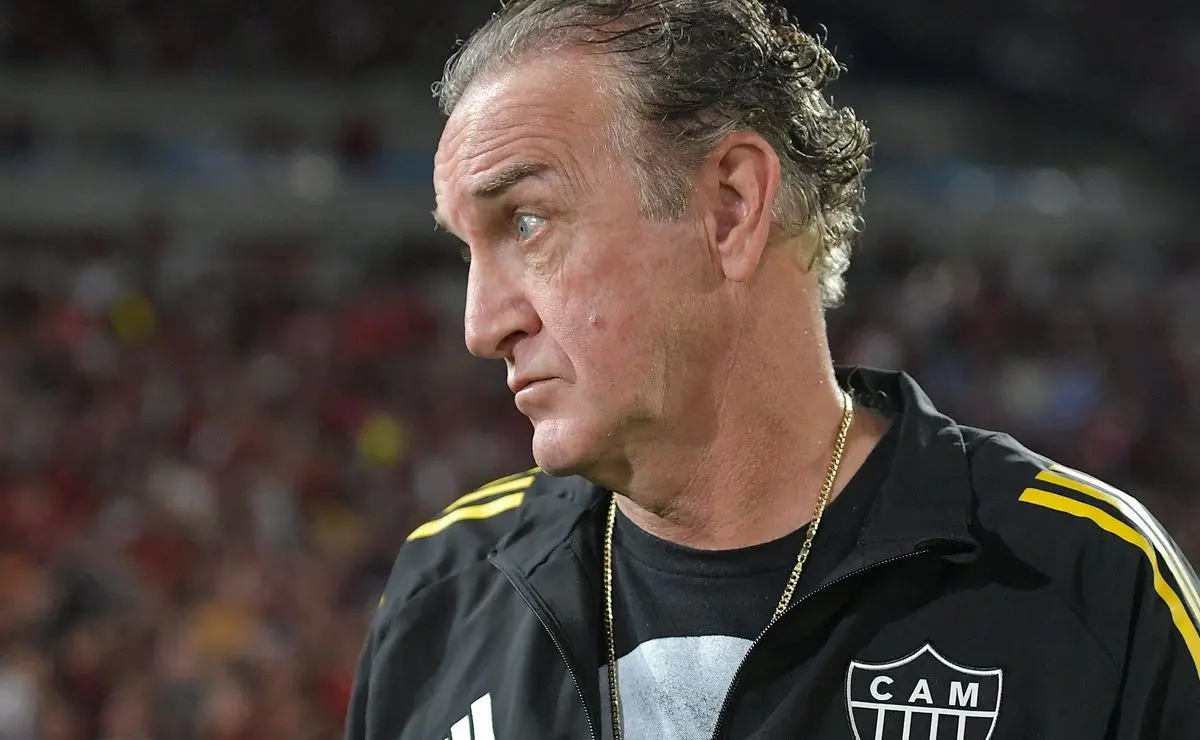 Vasco desiste de Renato Gaúcho e oferece o cargo a Cuca, que recusa a proposta. Vasco desiste de Renato Gaúcho e oferece o cargo a Cuca, que recusa a proposta.