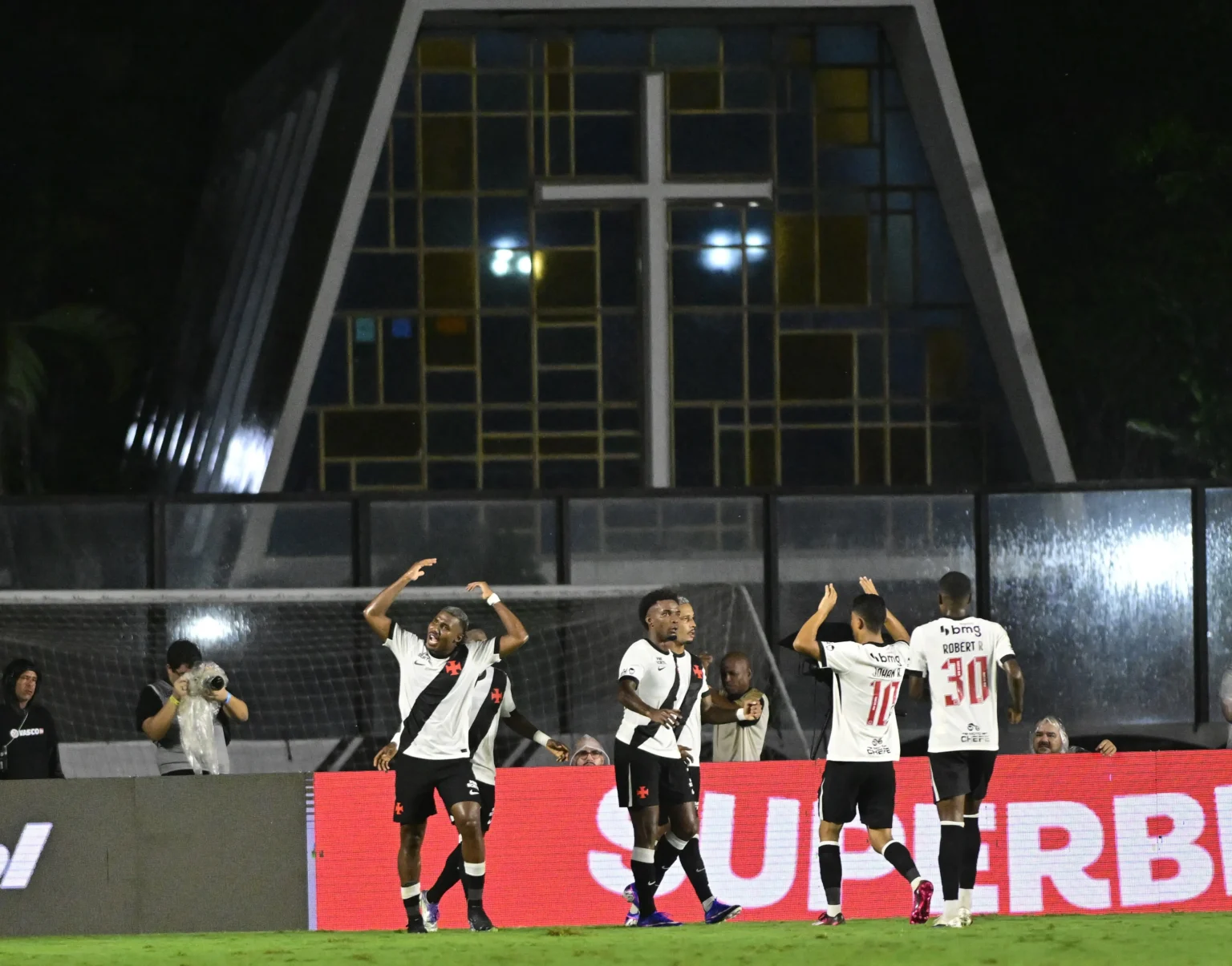 Vasco encerra jejum de 11 anos e vence o Palmeiras