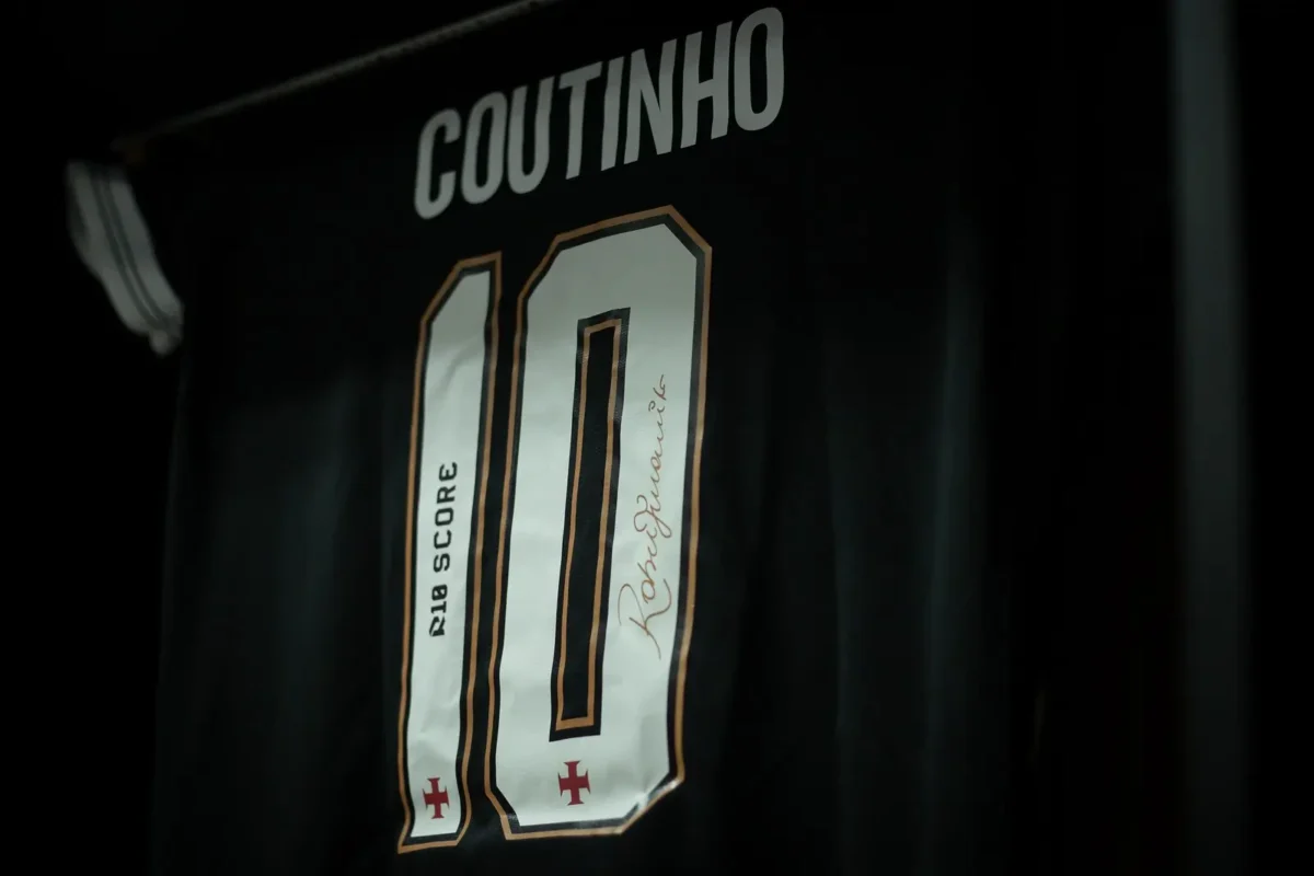 Vasco escolhe novo camisa 10 após a saída de Coutinho