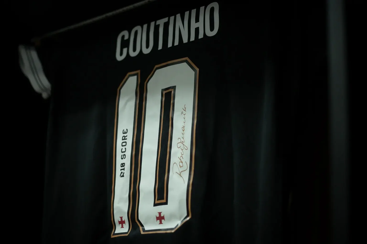 Vasco escolhe novo camisa 10 após a saída de Coutinho