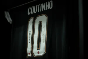 Vasco escolhe novo camisa 10 após a saída de Coutinho