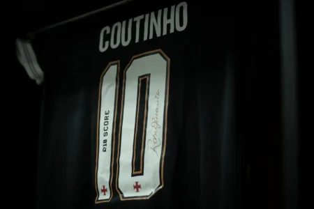 Vasco escolhe novo camisa 10 após a saída de Coutinho