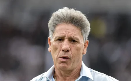 Vasco freia em salários e Renato Gaúcho rejeita volta ao clube. Vasco freia em salários e Renato Gaúcho rejeita volta ao clube.