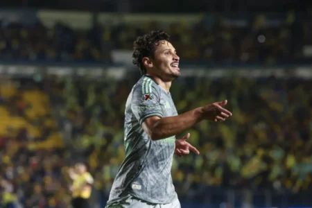 Veiga (ex-Palmeiras) marca em dois jogos consecutivos e se destaca: "Mais avançado"