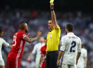 Vidal critica Real Madrid e alfineta o VAR após eliminação na Champions: Inventaram isso por causa disso Vidal critica Real Madrid e alfineta o VAR após eliminação na Champions: "Inventaram isso por causa disso"