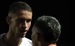 Vinícius Lira sofre ruptura de ligamento e encerra temporada no Santos; Escobar assume vaga na LE