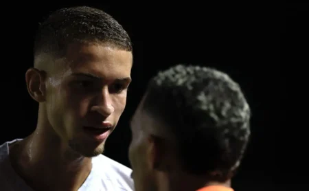 Vinícius Lira sofre ruptura de ligamento e encerra temporada no Santos; Escobar assume vaga na LE