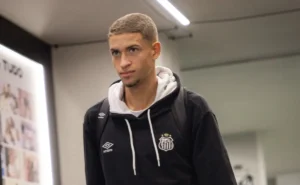 Vini Lira expõe bastidores e menciona rivalidade antiga por vaga no Santos e ídolo