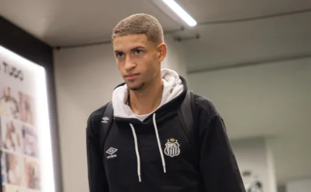 Vini Lira expõe bastidores e menciona rivalidade antiga por vaga no Santos e ídolo