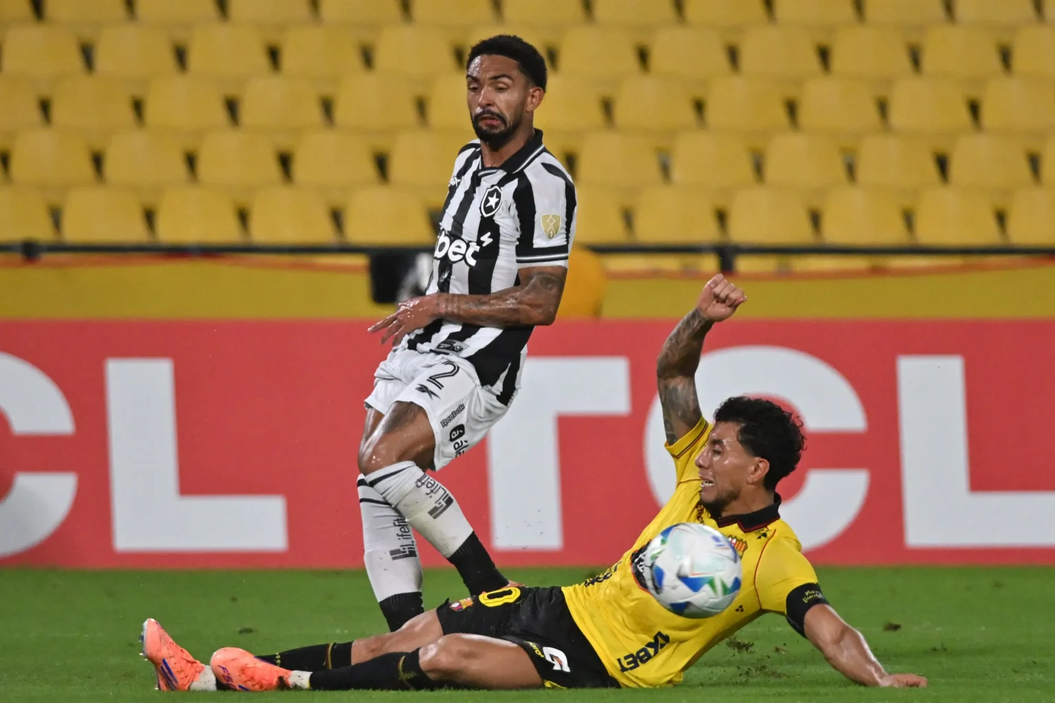 Vitinho celebra fase no Botafogo e almeja a Copa: "Frio na barriga"