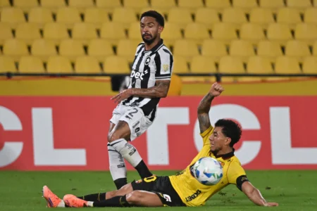 Vitinho celebra fase no Botafogo e almeja a Copa: "Frio na barriga"