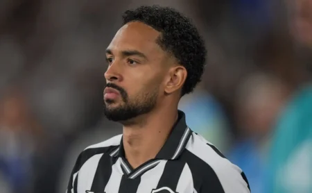 Vitinho é lembrado como algoz do Barcelona após perder gol embaixo da trave no segundo tempo