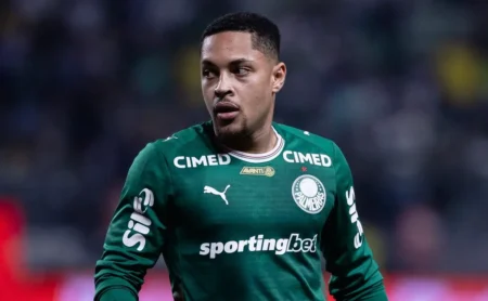Vitor Roque passa por avaliação médica e pode ser titular contra o São Paulo