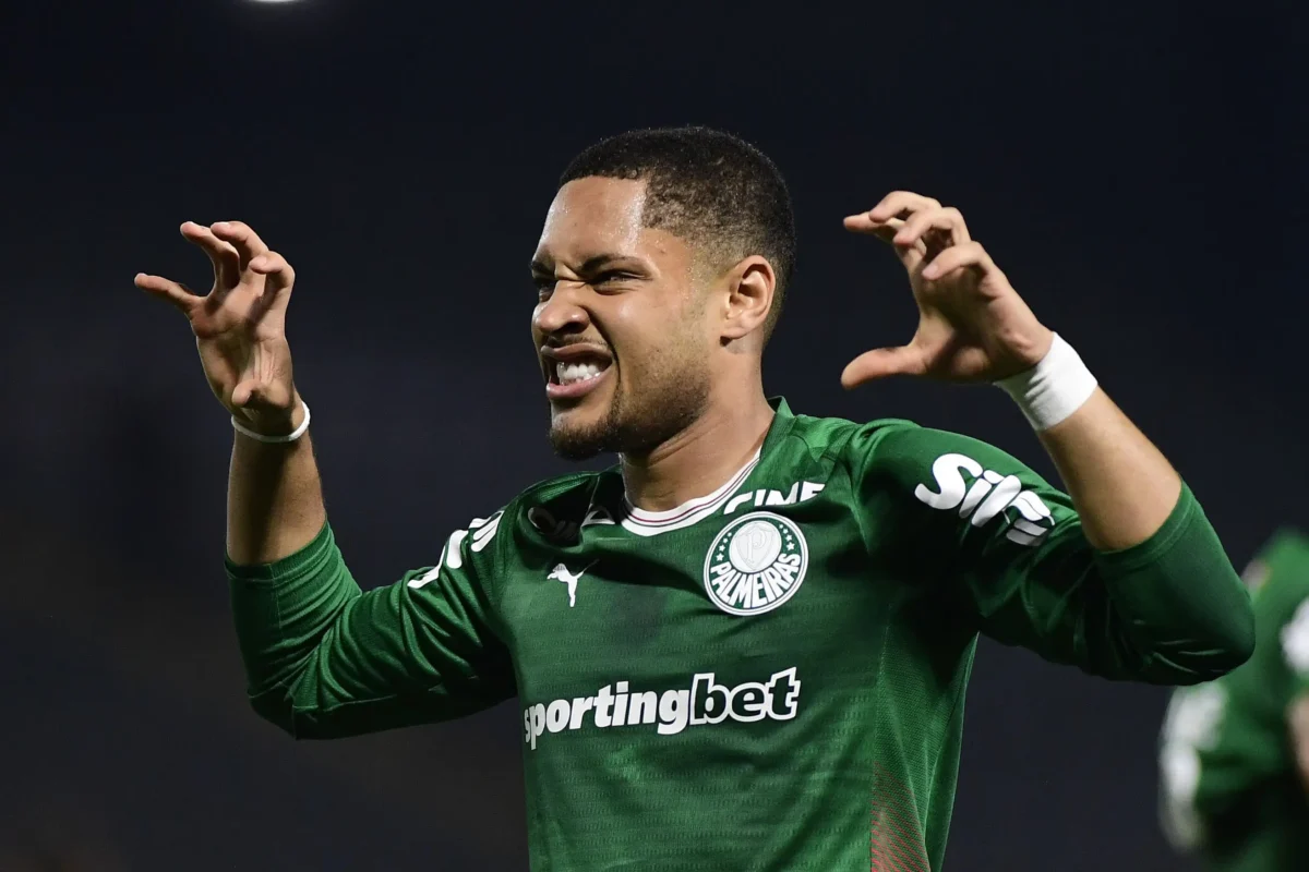 Vitor Roque surge como candidato a "matador" de clássicos após saída de Veiga