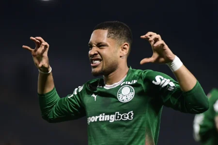 Vitor Roque surge como candidato a "matador" de clássicos após saída de Veiga