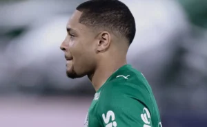 Vitor Roque entra em campo em Novorizontino x Palmeiras pela final do Paulistão, mesmo com dores.