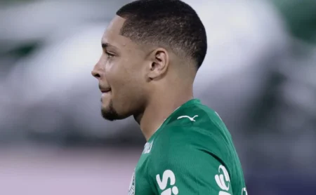 Vitor Roque entra em campo em Novorizontino x Palmeiras pela final do Paulistão, mesmo com dores.