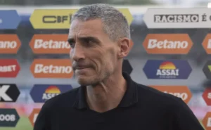 Vojvoda demitido do Santos: rescisão custa R$ 12 milhões aos cofres do clube