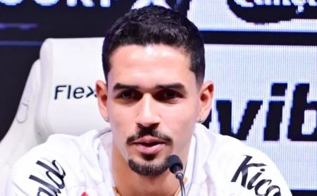 Vojvoda indica escalação do Santos sem Lucas Veríssimo e recebe críticas nas redes sociais