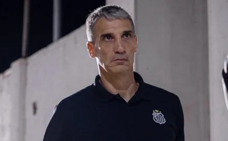 Vojvoda mantém a escalação do Santos contra o Internacional em meio à pressão por demissão