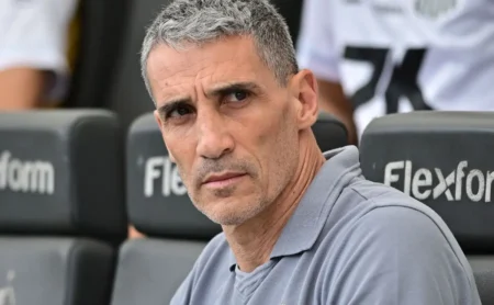 Vojvoda reconsidera escalação e deve voltar ao 4-3-3 contra o Internacional