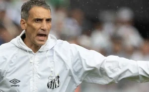 Vojvoda sob forte pressão no Santos: futuro em jogo no clássico contra o Corinthians
