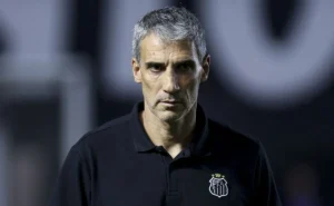 Vojvoda tem desempenho preocupante em Santos x Internacional e pressão por demissão aumenta