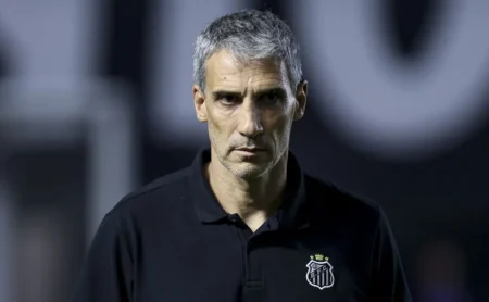 Vojvoda tem desempenho preocupante em Santos x Internacional e pressão por demissão aumenta
