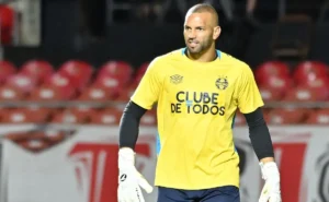 Weverton celebra título do Gauchão com o Grêmio e relembra desafio no primeiro Grenal: “Não estava 100%”