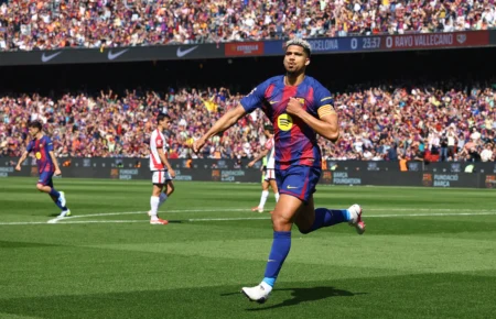 Yamal demonstra insatisfação com Flick após ser substituído no Barcelona: "Acontece sempre"