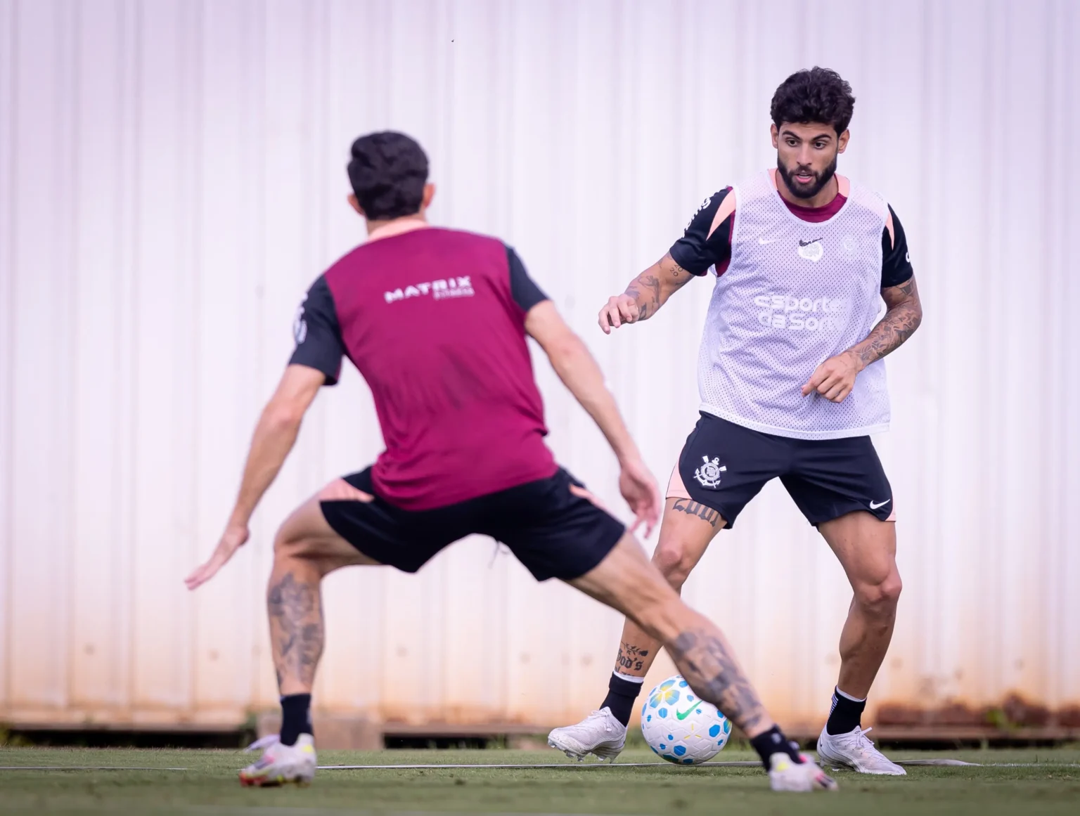 Yuri Alberto e Kaio César em treino de reapresentação do Corinthians no CT