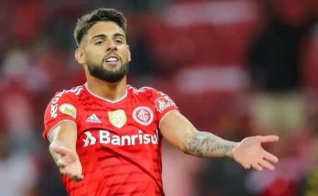 Yuri Alberto brilha em último confronto entre Internacional e Chapecoense com três gols