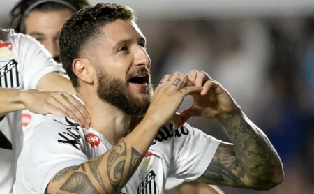 Zé Rafael avalia saída do Santos na próxima janela de transferências