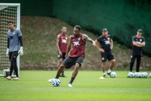 Zagueiro do Vitória sofre ruptura do tendão de Aquiles e será operado