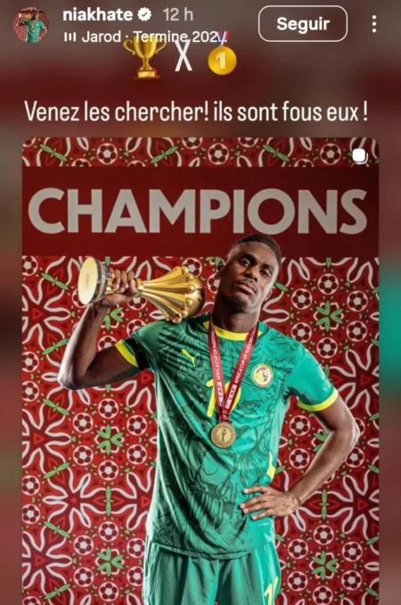 Zagueiro senegalês provoca em foto com troféu e medalha da Copa Africana: "Venha buscá-los"