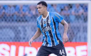 Zagueiro Viery é criticado após pênalti em empate do Grêmio com a Chapecoense Zagueiro Viery é criticado após pênalti em empate do Grêmio com a Chapecoense