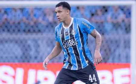 Zagueiro Viery é criticado após pênalti em empate do Grêmio com a Chapecoense