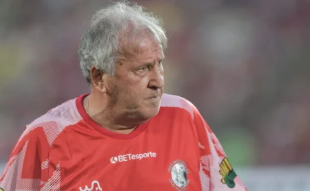 Zico defende gramado de São Januário e critica campos sintéticos: “No plástico não se faz nada” Zico defende gramado de São Januário e critica campos sintéticos: “No plástico não se faz nada”