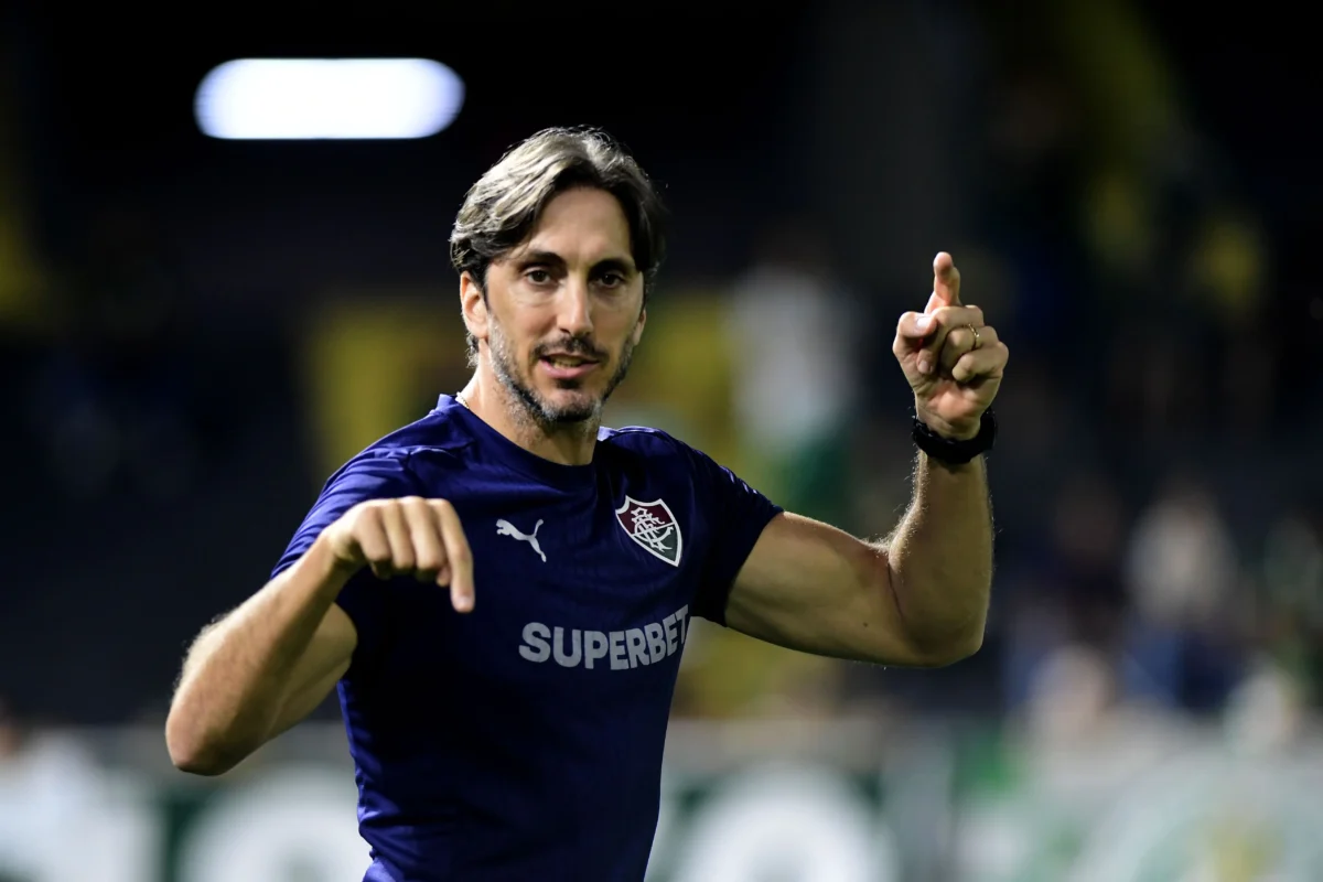 Zubeldía atinge marca de seis meses no Fluminense com desempenho inconsistente em decisões importantes