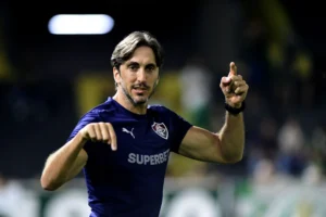 Zubeldía atinge marca de seis meses no Fluminense com desempenho inconsistente em decisões importantes