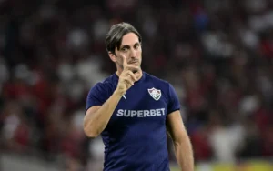 Zubeldía, técnico do Fluminense, buscou ajuda de psicólogo para lidar com expulsões